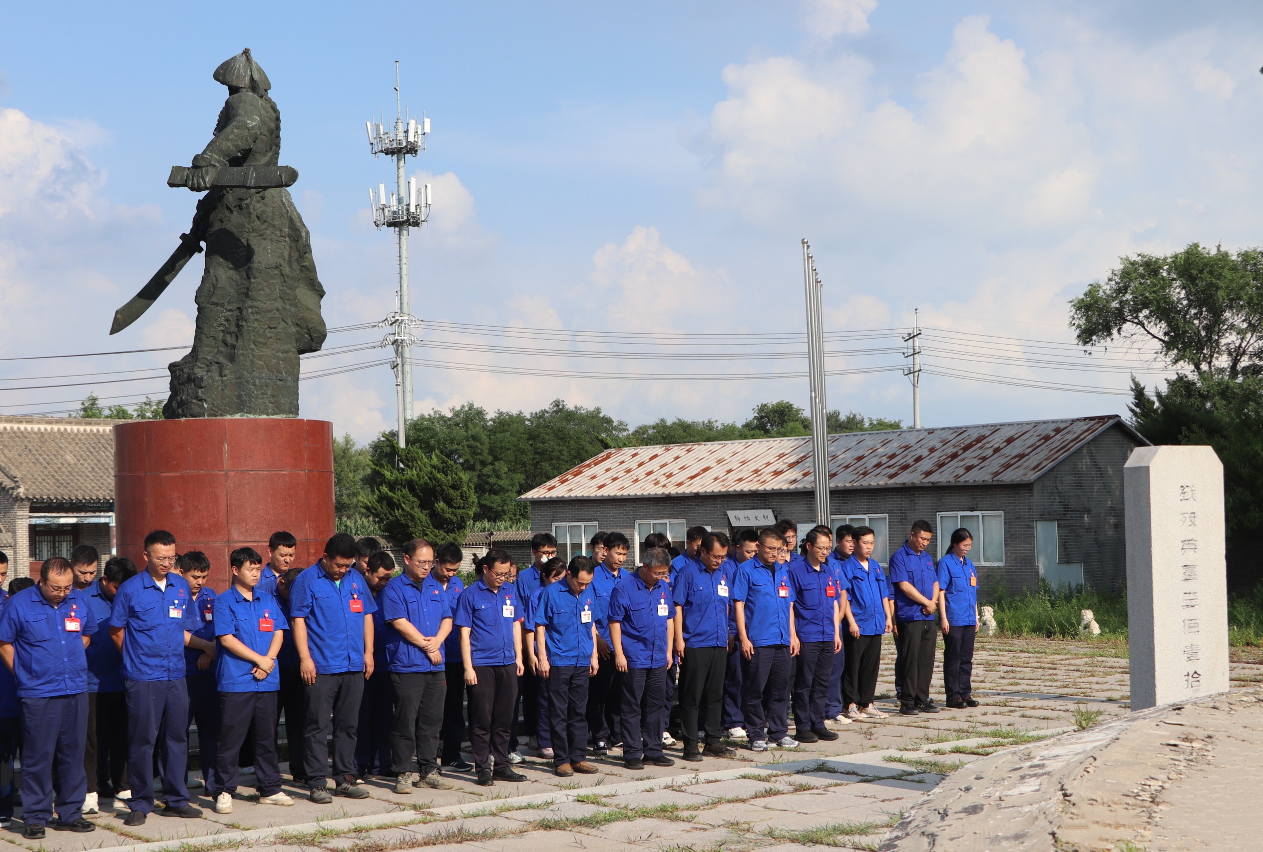 盤錦合力全體黨員、入黨積極分子向殉國(guó)將士肅立默哀.JPG 盤錦合力全體黨員、入黨積極分子向殉國(guó)將士肅立默哀.JPG