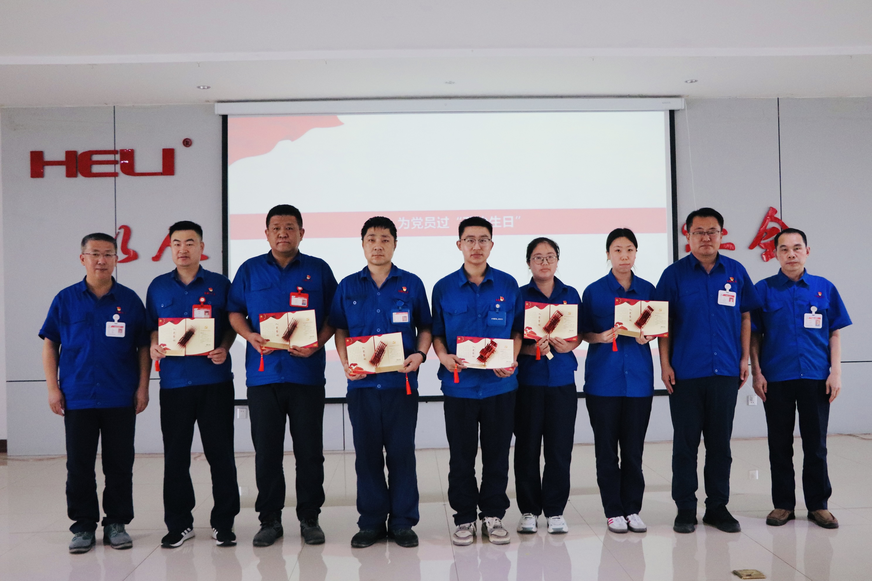 為黨員代表過“政治生日”.jpg 為黨員代表過“政治生日”.jpg